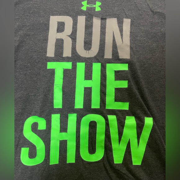 UA - Under Armour - RUN THE SHOW - US XL Tee - Heat Gear - Loose Fit - Picture 2 of 2